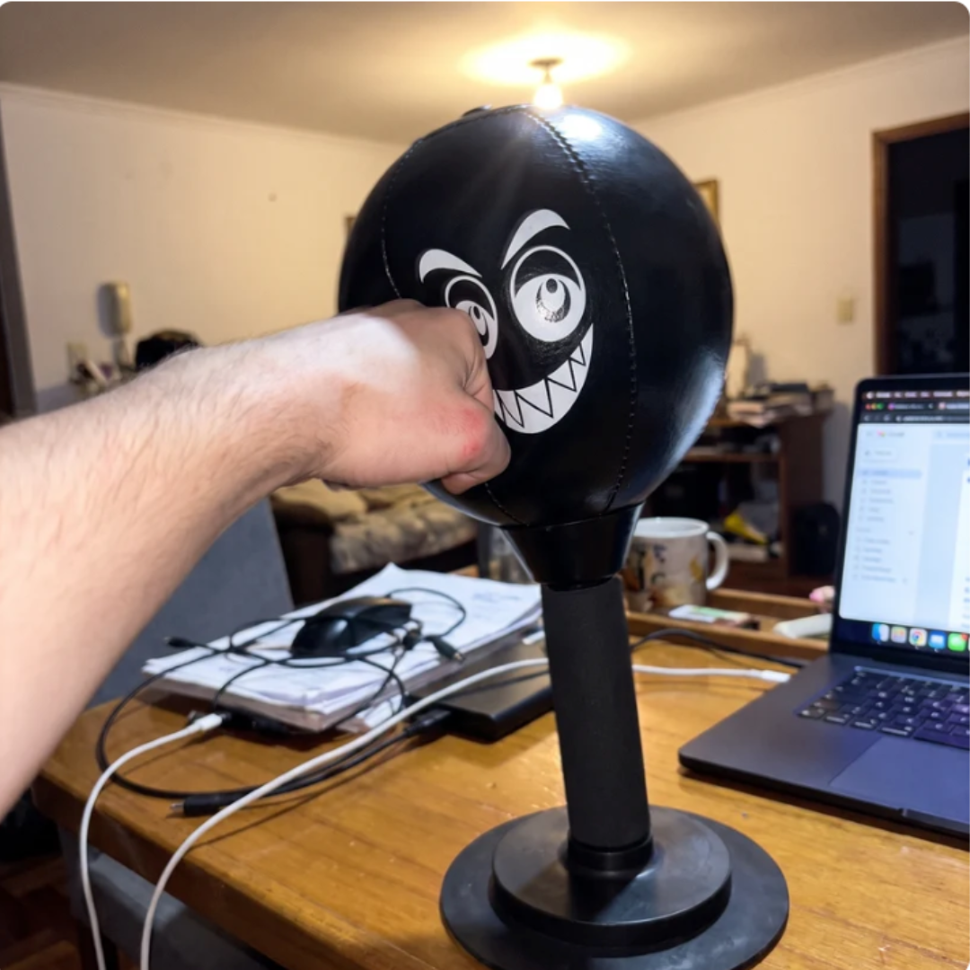 Saco mesa StressKO, golpea el saco y no tu mando o el monitor.